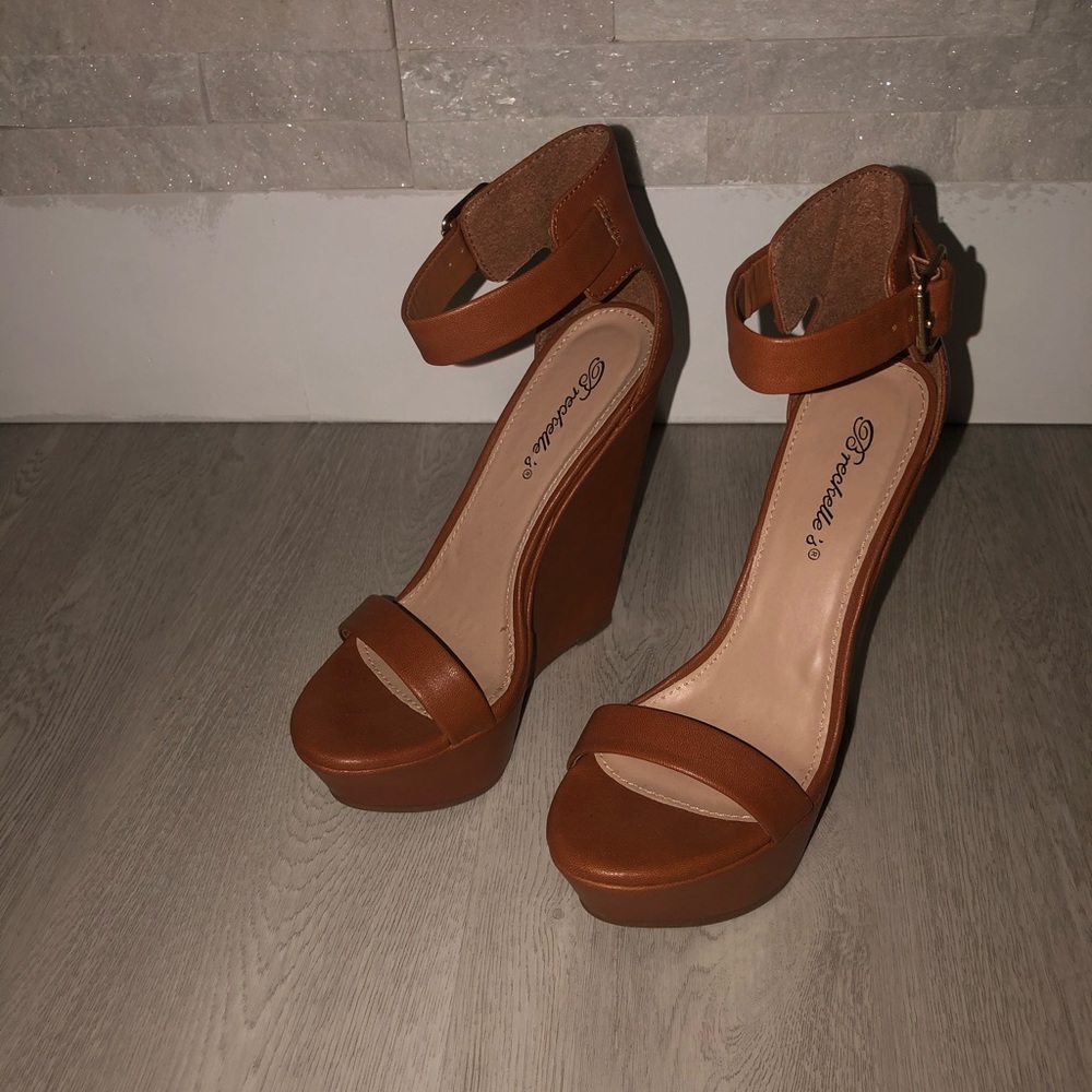 Brand New Brown Wedges Size 7